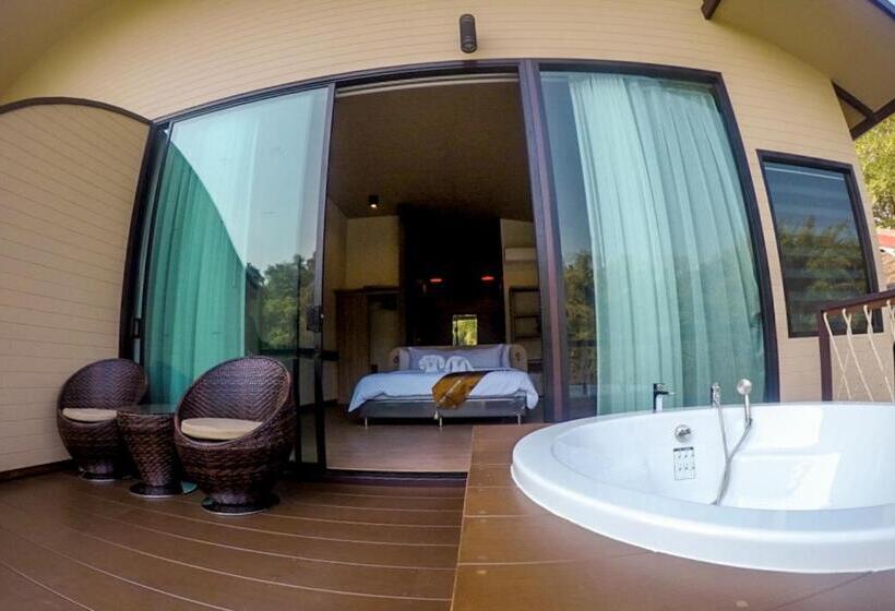 חדק דלוקס עם ג'קוזי, Binlha Raft Resort