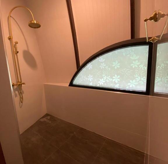 וילה עם חדר שינה אחד ובריכת שחיה, Binlha Raft Resort