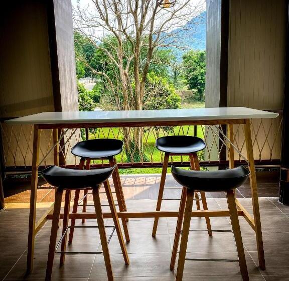 וילה עם חדר שינה אחד ובריכת שחיה, Binlha Raft Resort