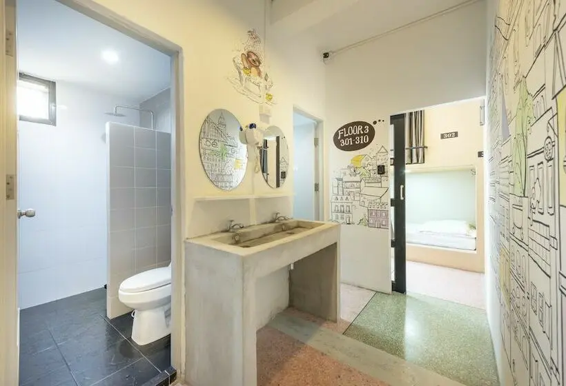 تختخواب در اتاق مشترک, Sloth Hostel Khaosan
