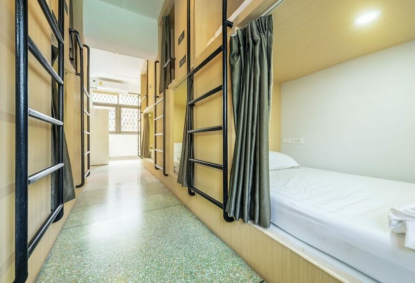 تختخواب در اتاق مشترک, Sloth Hostel Khaosan