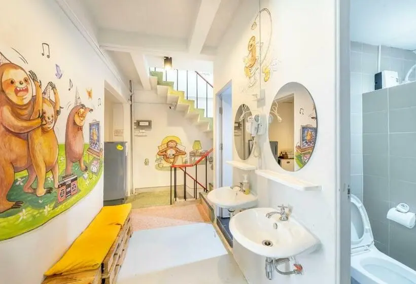 اتاق استاندارد با سرویس بهداشتی مشترک, Sloth Hostel Khaosan