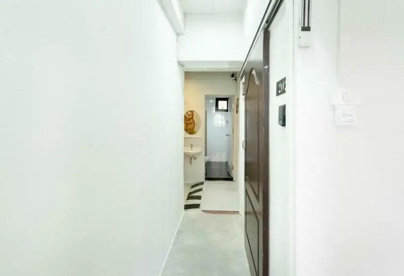 اتاق استاندارد با سرویس بهداشتی مشترک, Sloth Hostel Khaosan
