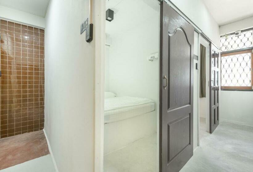 اتاق استاندارد با سرویس بهداشتی مشترک, Sloth Hostel Khaosan