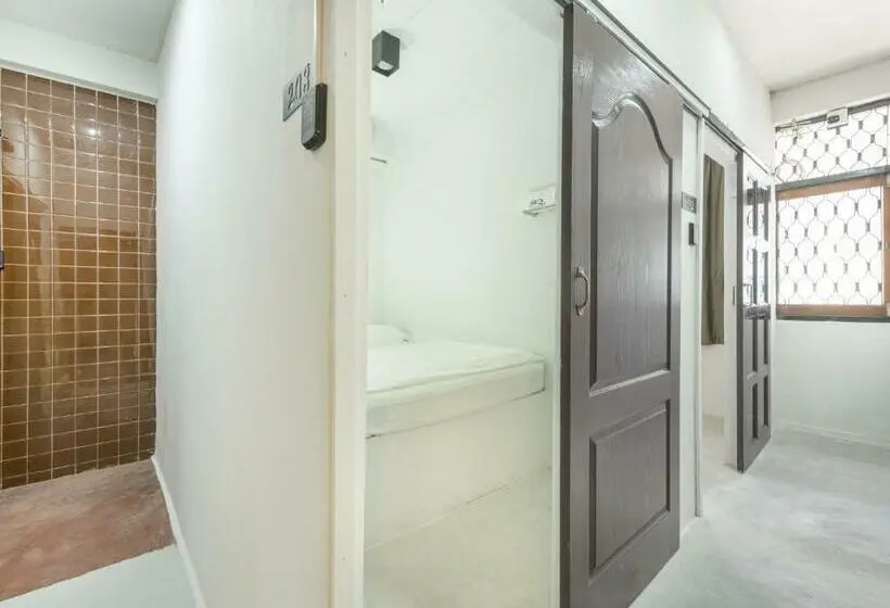 اتاق استاندارد با سرویس بهداشتی مشترک, Sloth Hostel Khaosan