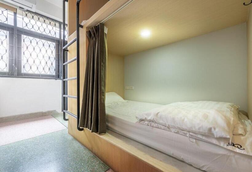 اتاق استاندارد با سرویس بهداشتی مشترک, Sloth Hostel Khaosan