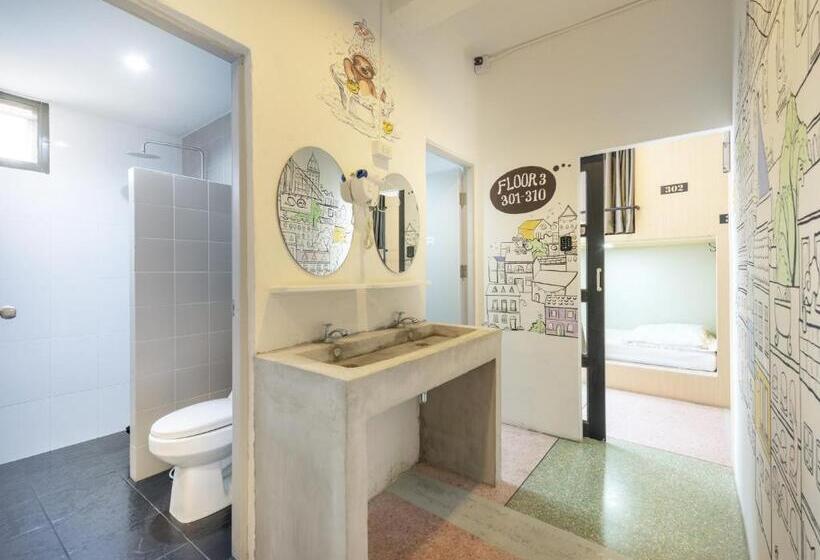 اتاق استاندارد چهارنفره با سرویس بهداشتی مشترک, Sloth Hostel Khaosan