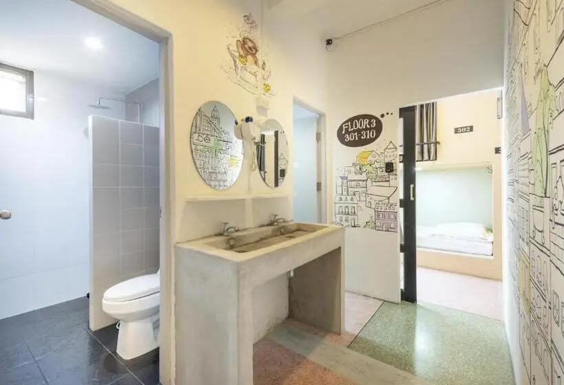 اتاق استاندارد چهارنفره با سرویس بهداشتی مشترک, Sloth Hostel Khaosan