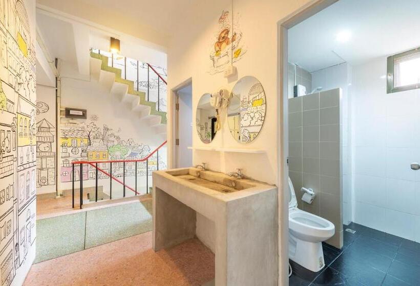 اتاق استاندارد چهارنفره با سرویس بهداشتی مشترک, Sloth Hostel Khaosan