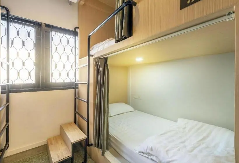 اتاق استاندارد چهارنفره با سرویس بهداشتی مشترک, Sloth Hostel Khaosan