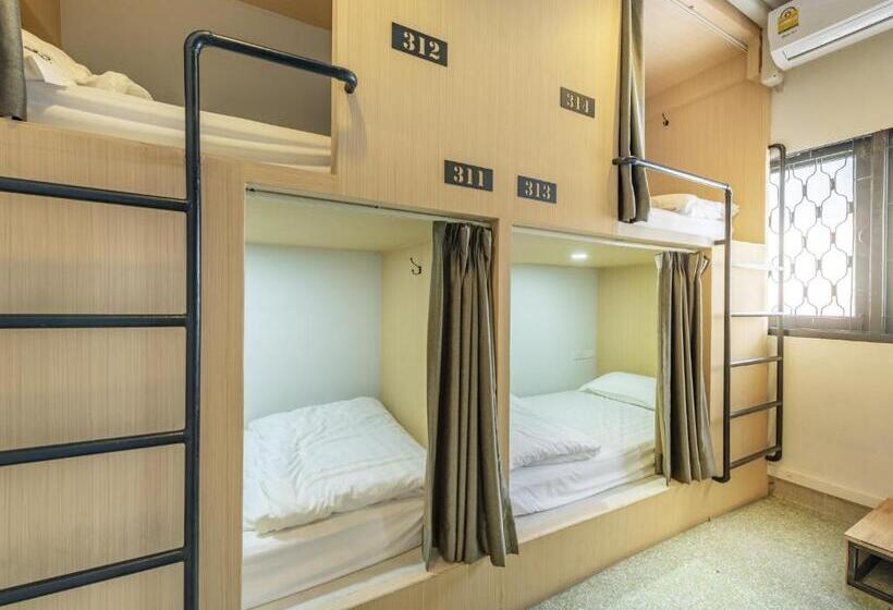 اتاق استاندارد چهارنفره با سرویس بهداشتی مشترک, Sloth Hostel Khaosan