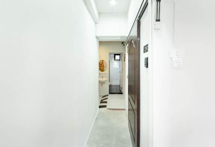 اتاق لوکس, Sloth Hostel Khaosan