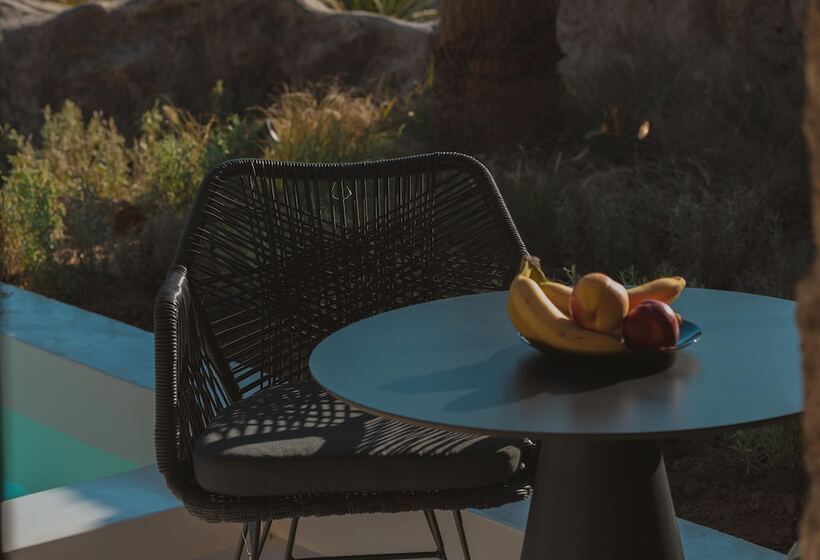 מיטת קינג בסוויטה, Ftelia Black Villas