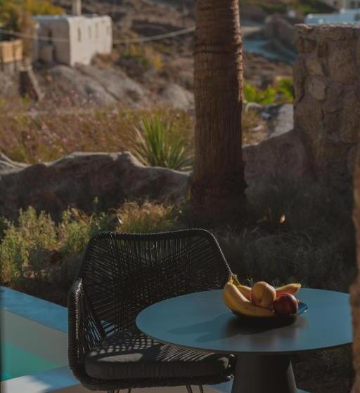 מיטת קינג בסוויטה, Ftelia Black Villas