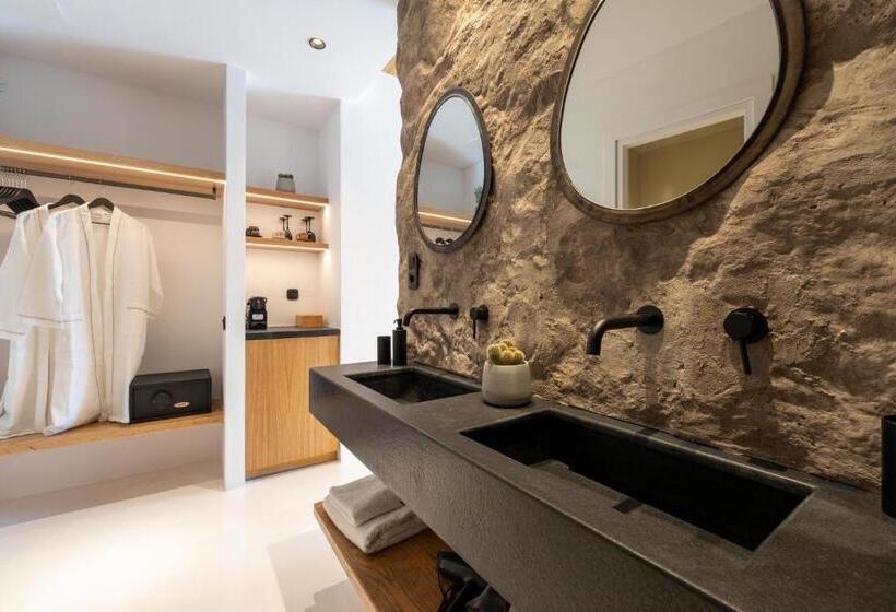 מיטת קינג בסוויטה, Ftelia Black Villas