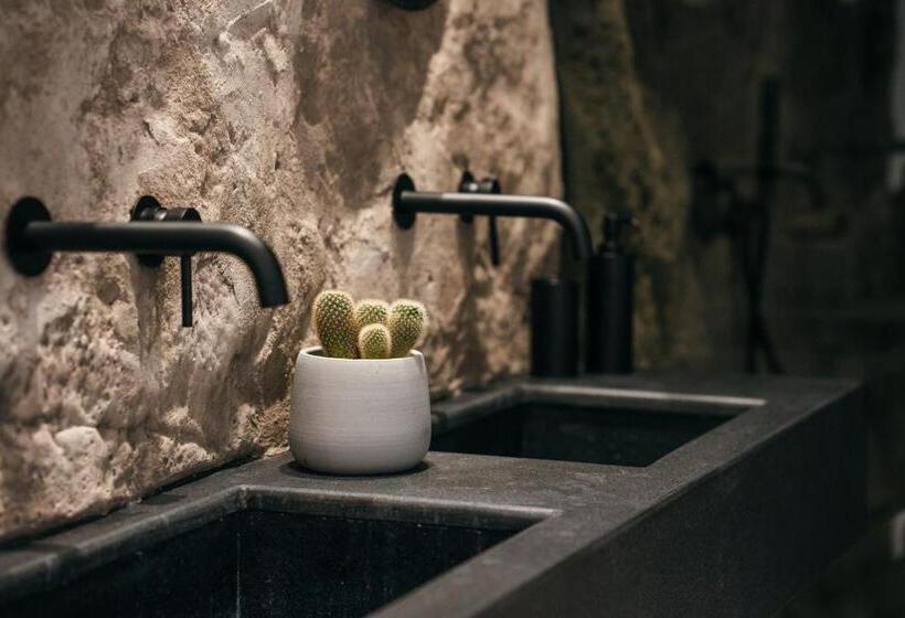 מיטת קינג בסוויטה, Ftelia Black Villas