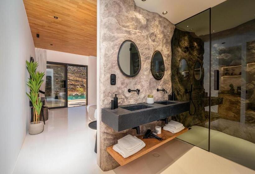 מיטת קינג בסוויטה, Ftelia Black Villas