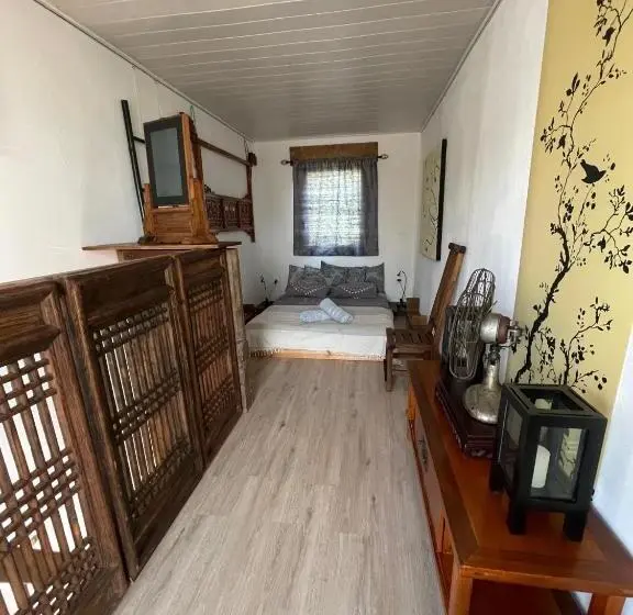 スタンダードバンガロー, Crazy Lounge B&b