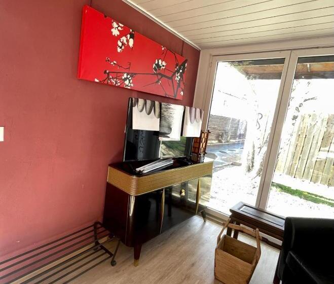 بانگلوی استاندارد, Crazy Lounge B&b