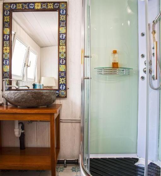 패밀리 룸, Crazy Lounge B&b