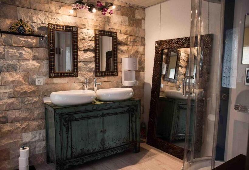 패밀리 룸, Crazy Lounge B&b