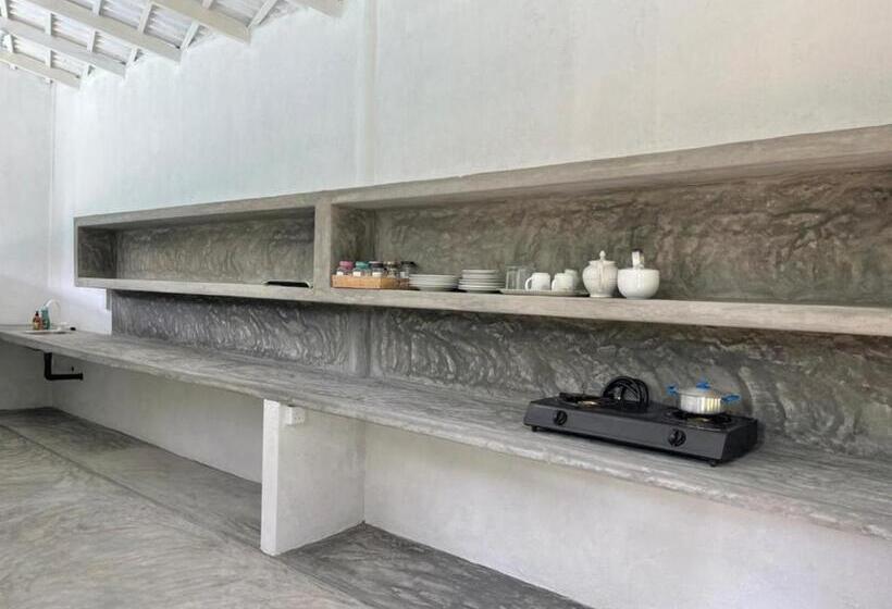 غرفة إقتصادية عائلية, Abundia Unawatuna