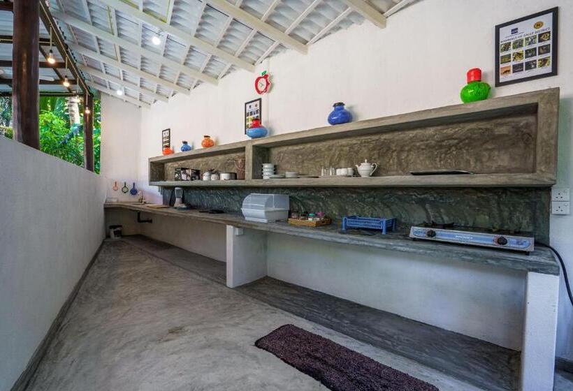 غرفة إقتصادية عائلية, Abundia Unawatuna