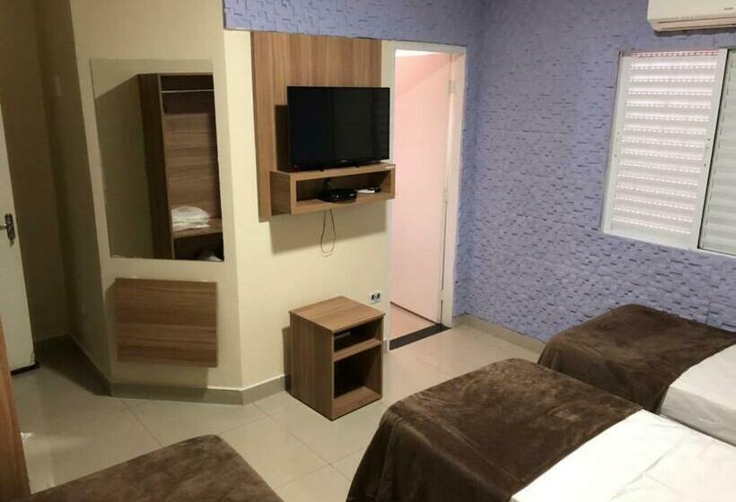 标准三人间, Aeroporto Plaza