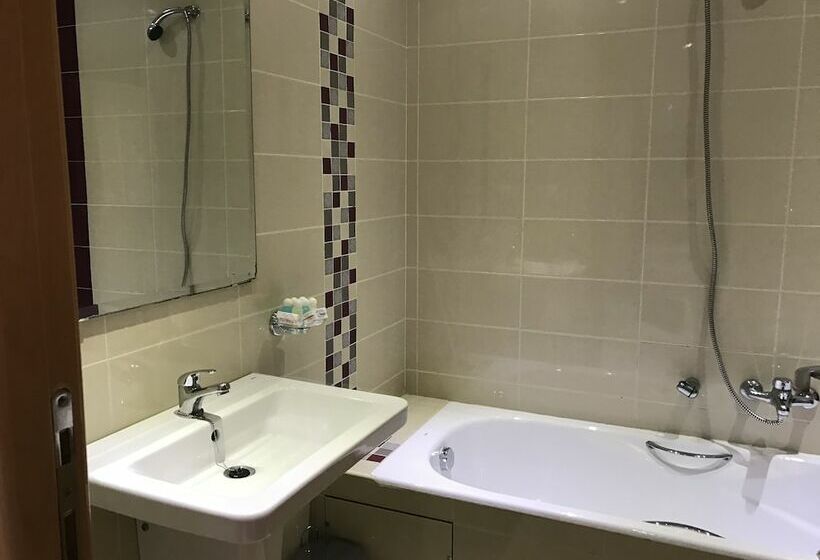 اتاق استاندارد سه نفره, Al Karmel