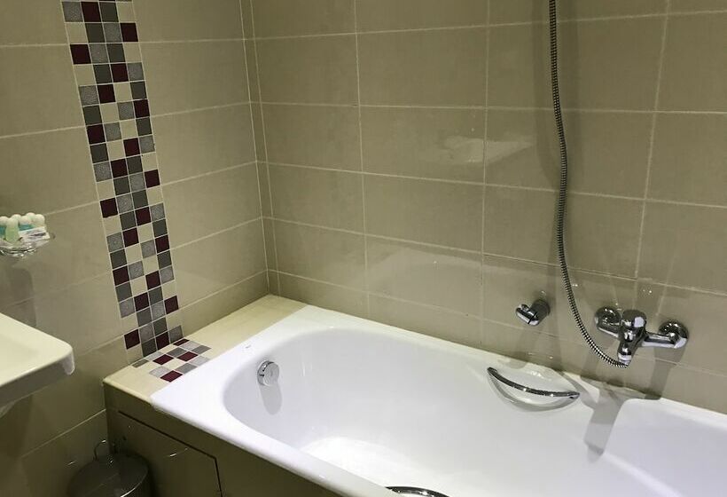 اتاق استاندارد سه نفره, Al Karmel