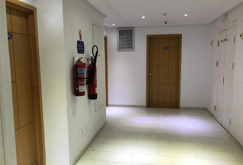 اتاق استاندارد سه نفره, Al Karmel