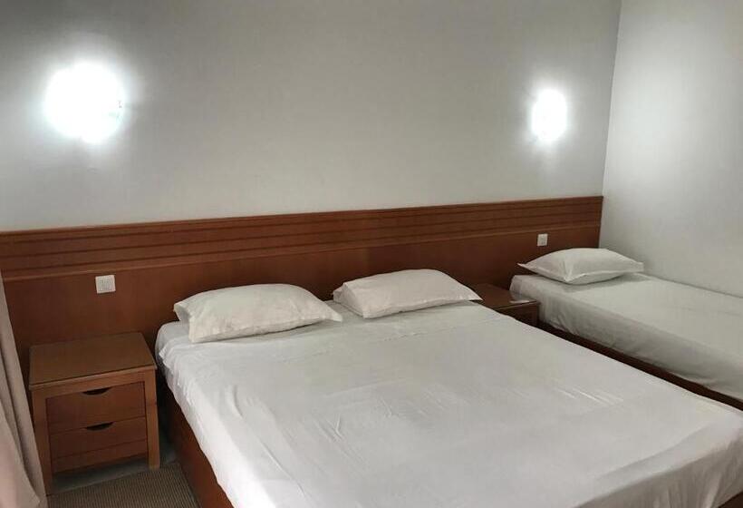 اتاق استاندارد سه نفره, Al Karmel