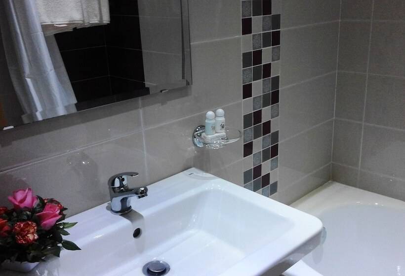 اتاق استاندارد سه نفره, Al Karmel