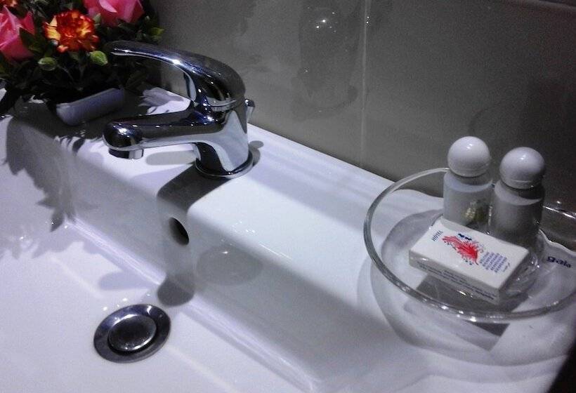 اتاق استاندارد سه نفره, Al Karmel