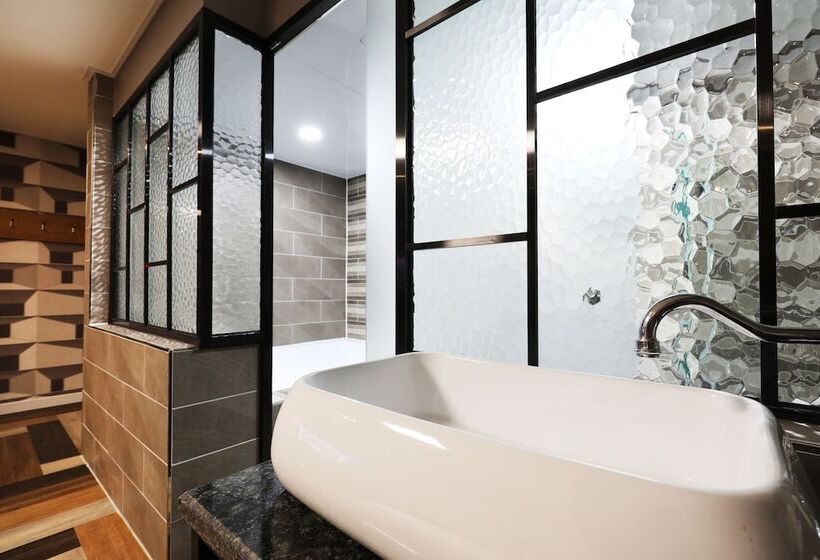 디럭스 룸, Mondavi