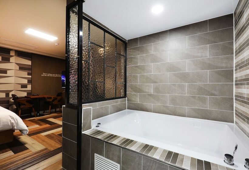 디럭스 룸, Mondavi