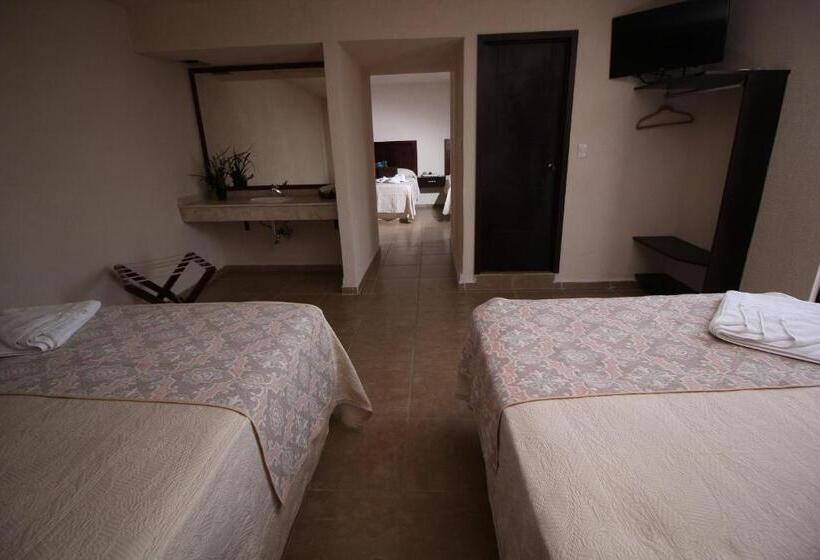 غرفة قياسية رباعية مزودة بشُرفة, Sacre