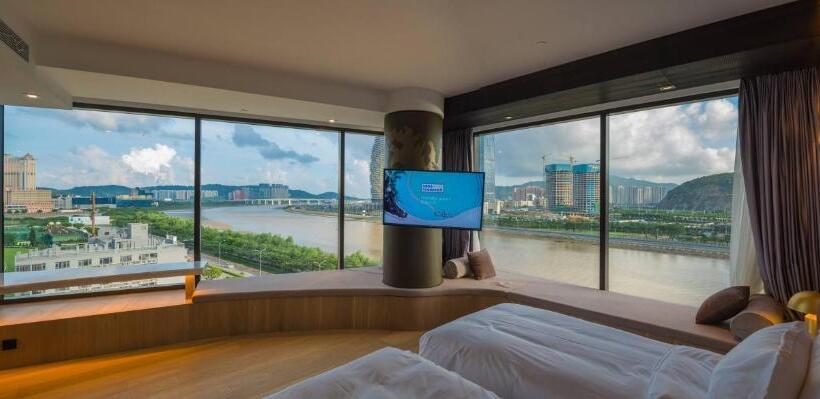 سوییت با چشمانداز دریا, Yoho Hollywood Roosevelt