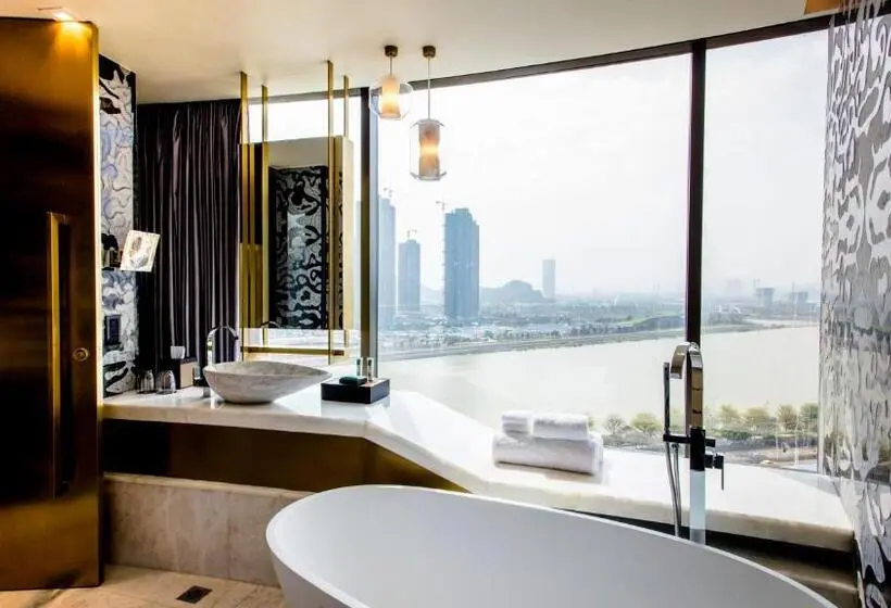 Deluxe Suite Kingsize Bett, Yoho Hollywood Roosevelt