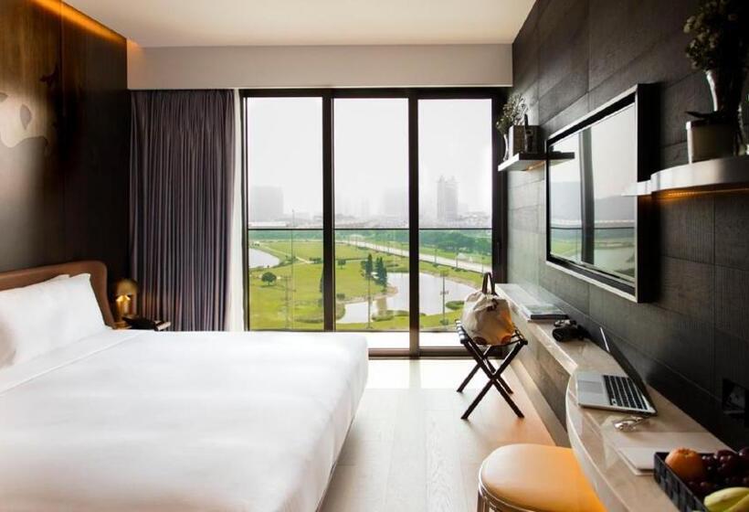 اتاق استاندارد با بالکن, Yoho Hollywood Roosevelt