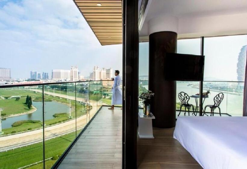 سوییت سوپریور, Yoho Hollywood Roosevelt