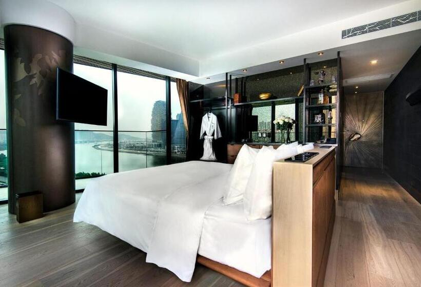 سوییت سوپریور, Yoho Hollywood Roosevelt