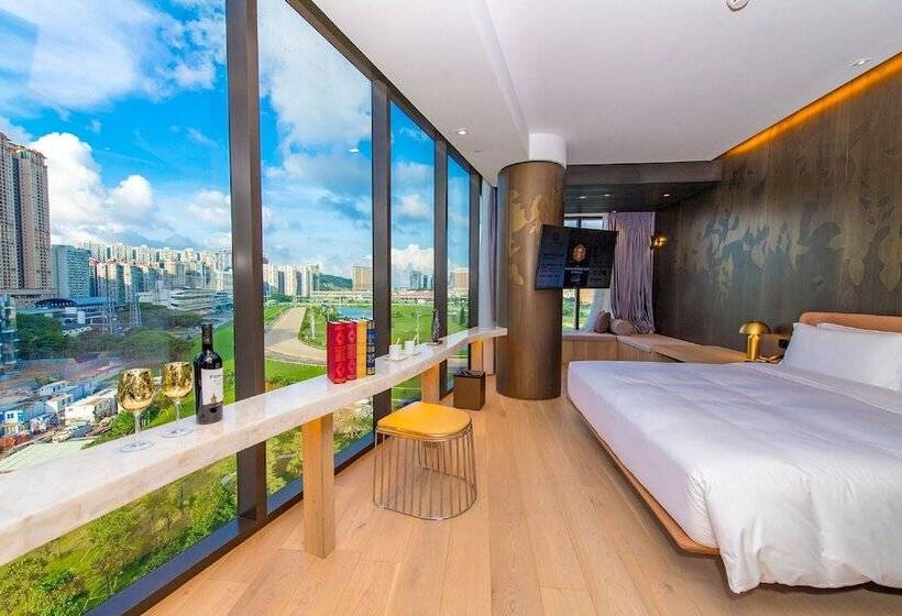 سوییت سوپریور, Yoho Hollywood Roosevelt