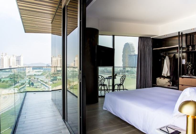 سوییت سوپریور, Yoho Hollywood Roosevelt