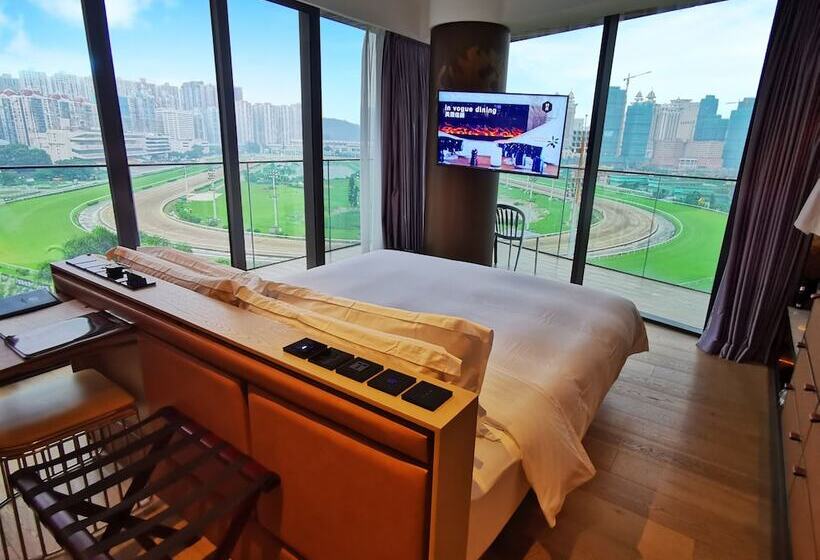 سوییت سوپریور, Yoho Hollywood Roosevelt