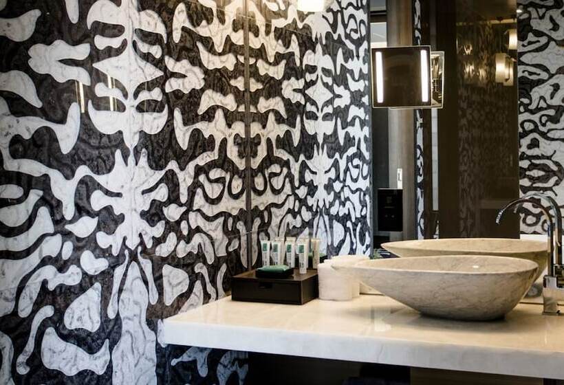 سوییت سوپریور, Yoho Hollywood Roosevelt