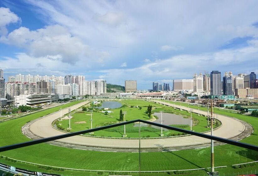 سوییت سوپریور, Yoho Hollywood Roosevelt