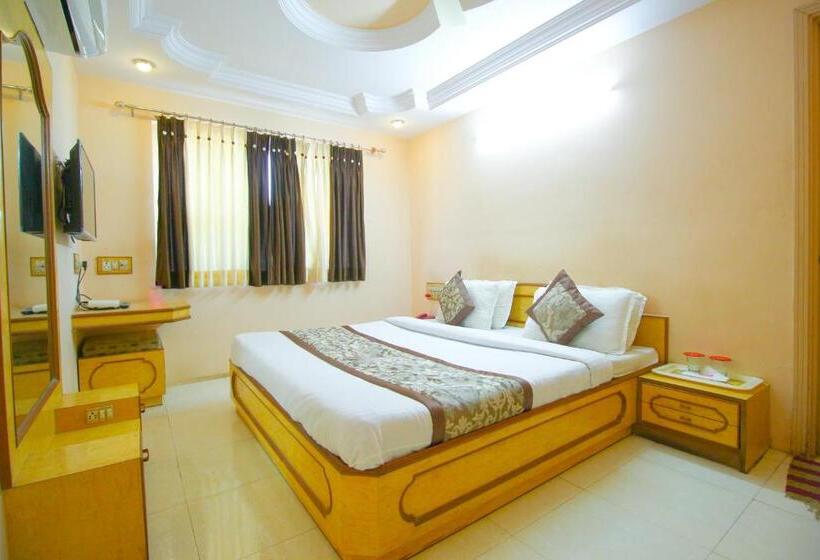 Quarto Deluxe, Upasana