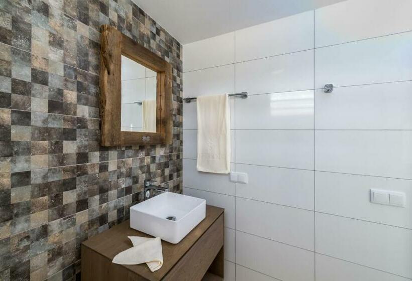 استودیوی استاندارد, Delfins Beach Resort