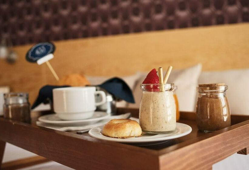 جناح جونيور, Santosi